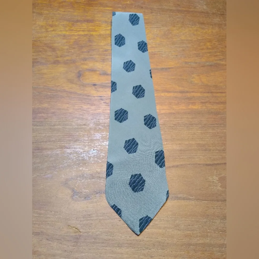 Giorgio Armani Tie, 100% Silk, Grey with Blue Hexagon Pattern, Made in I… - Picture 7 of 14